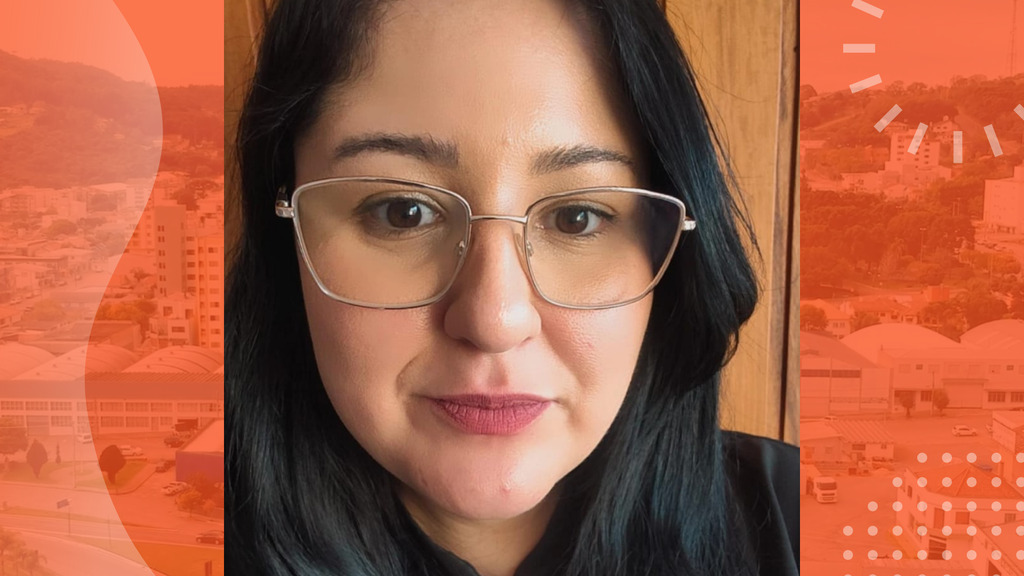 Close-up de uma mulher de cabelos escuros e óculos, olhando diretamente para a câmera. O fundo é composto por tons alaranjados com elementos gráficos.