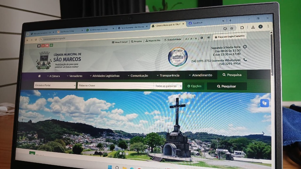 Notebook aberto exibindo a página inicial do site da Câmara Municipal de São Marcos, com destaque para o Selo Diamante de Transparência Pública 2025 no topo do portal.