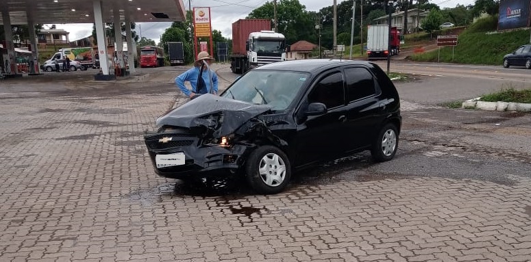 Samu atendeu acidente entre carro e caminhão esta manhã