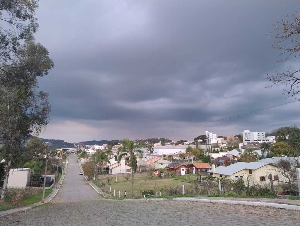 Frente fria avança e pode causar temporais nesta quarta
