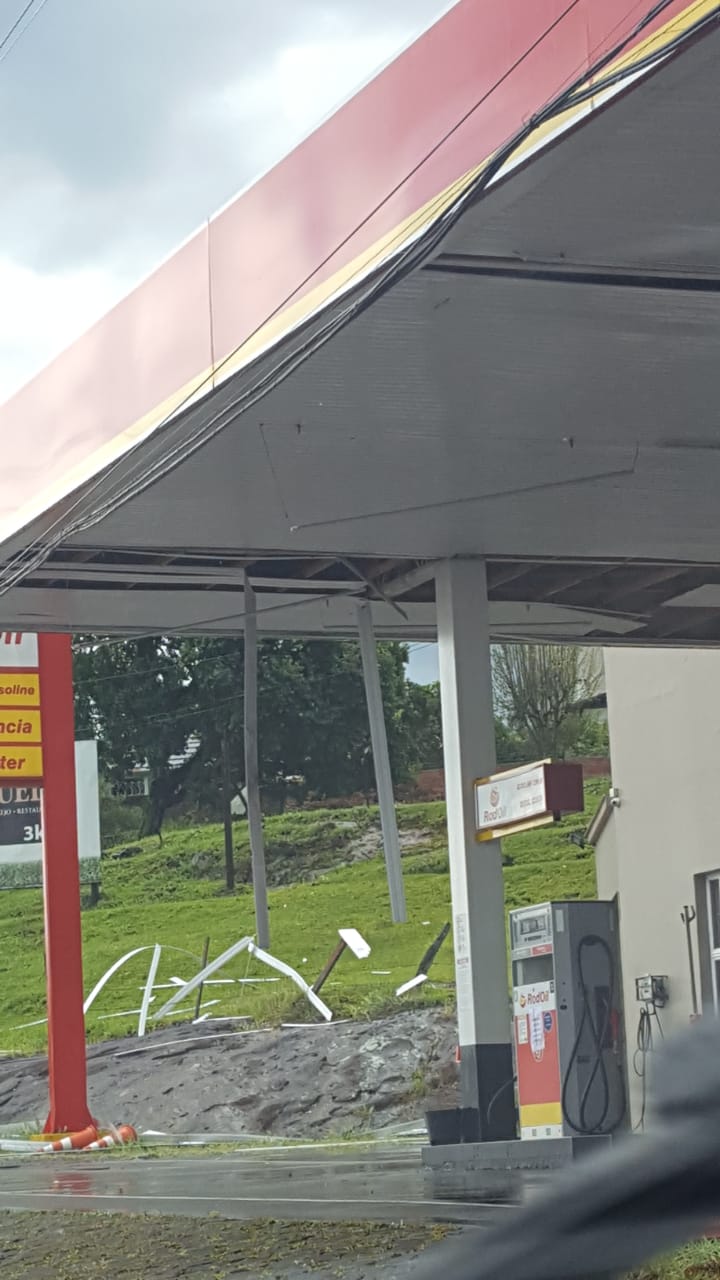 Ventania derrubou árvores e postes e causou destelhamentos esta tarde em São Marcos