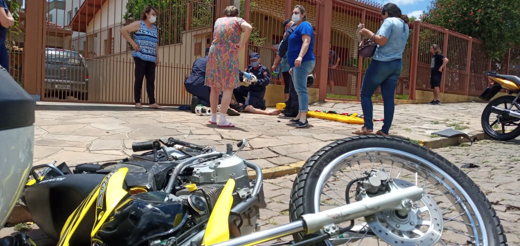 Bombeiros e Samu atendem colisão envolvendo carro e moto
