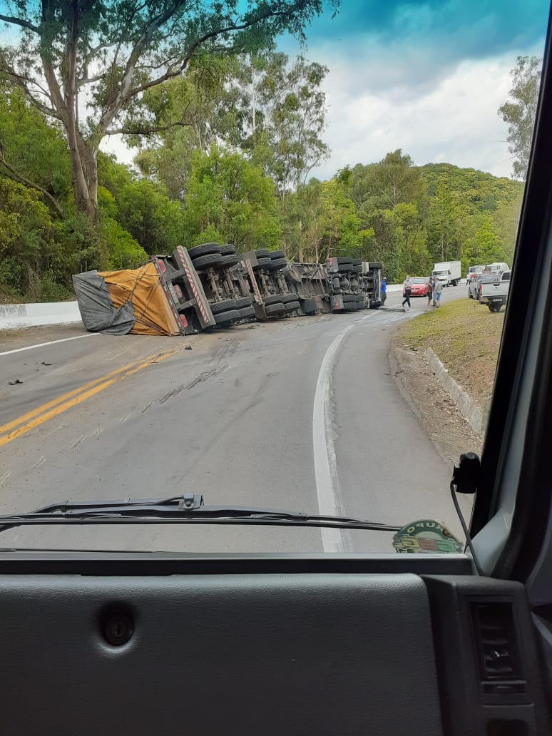 Trânsito em meia pista na BR116 entre São Marcos e Caxias do Sul