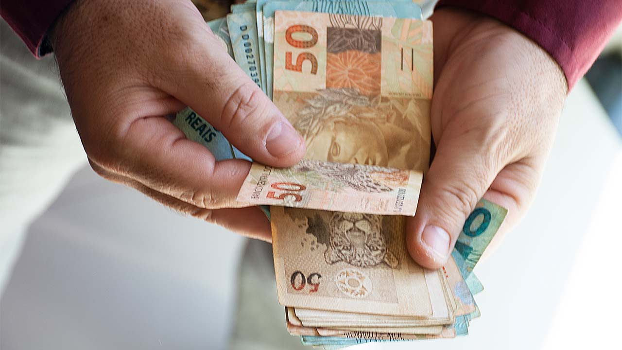 Primeira parcela do 13º salário deve ser paga até 28 de novembro