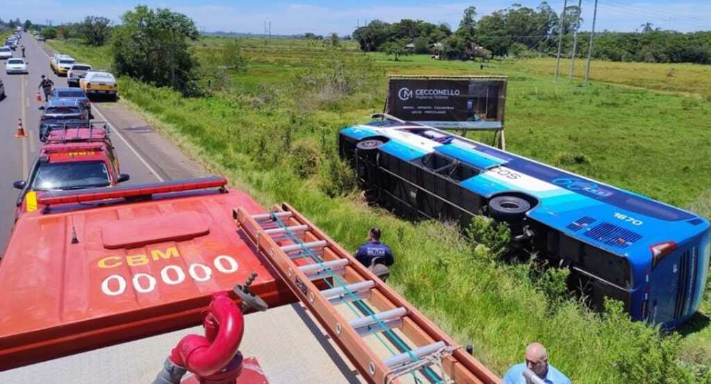 Cinco pessoas ficaram levemente feridas após tombamento de ônibus de São Marcos, em Terra de Areia