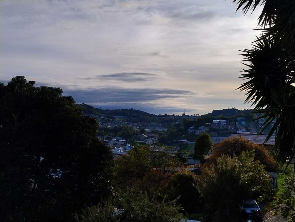Quinta-feira deverá ter sol, chuva e abafamento