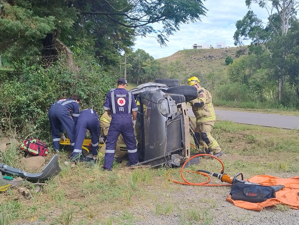 Adolescente de 17 anos fica ferido em capotamento na Estrada de São Roque