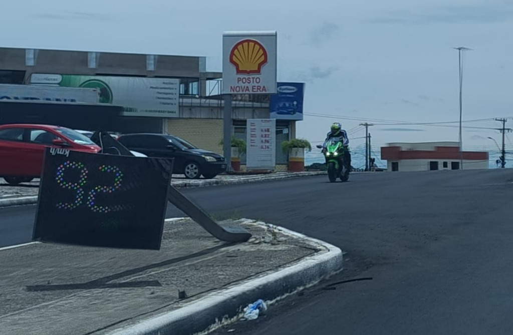 Lombada eletrônica derrubada na BR-116, em São Marcos, segue ligada e exibindo a velocidade dos veículos neste domingo (11).
