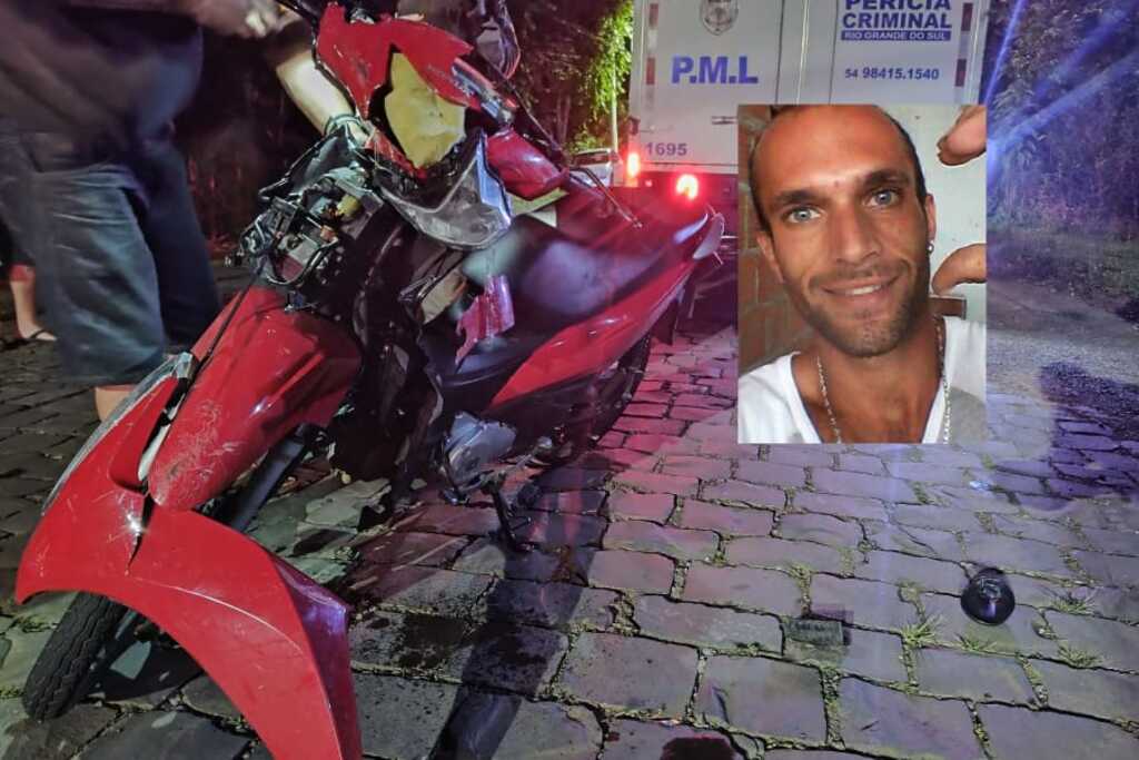 Moto vermelha destruída após acidente à noite em rua de paralelepípedos, com viatura da perícia ao fundo e foto do homem envolvido sobreposta na imagem.