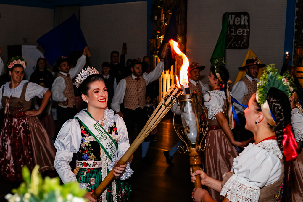 Acendimento da Chama Folclórica marca início do Festival Internacional de Folclore em Nova Petrópolis