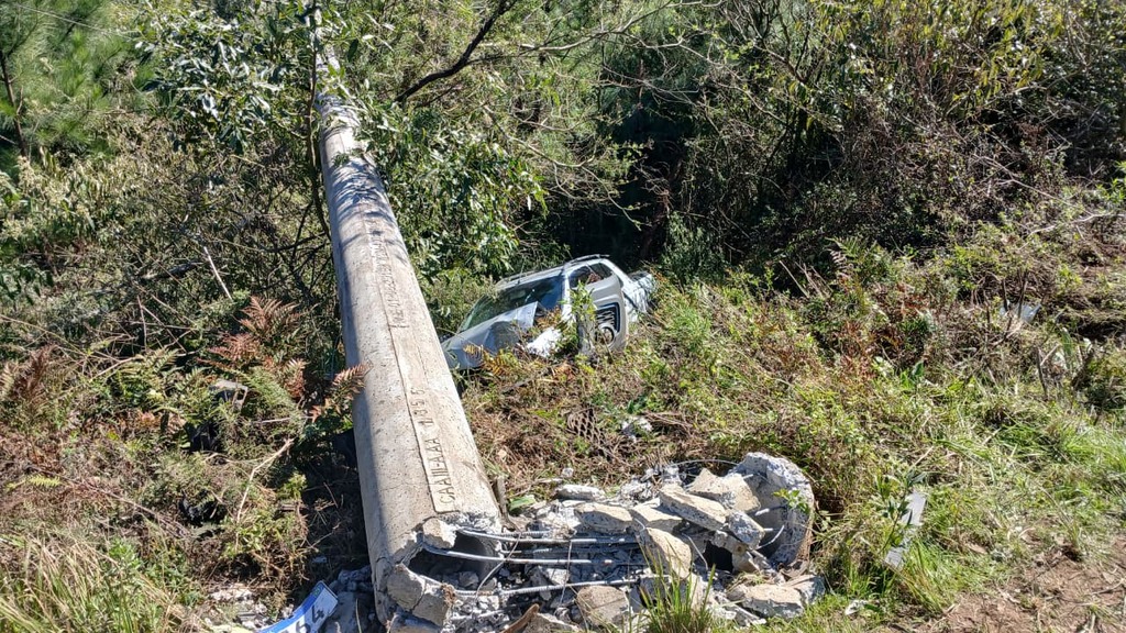 Condutor ficou ferido após sair da pista e atingir o poste no Padre Pedro Rizzon, esta manhã