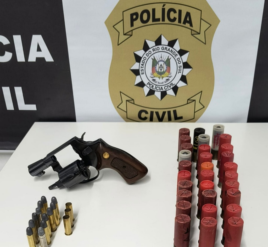 A Polícia Civil cumpre mandado de busca e apreensão e apreende arma em São Marcos esta manhã