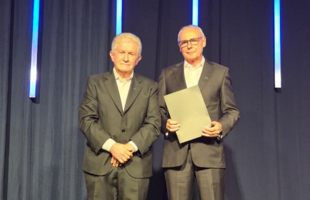 Dorival Perozzo (à esquerda) e Flávio Oscar Sandi (à direita) no palco durante a solenidade de posse da nova diretoria da CIC São Marcos, em evento realizado no Salão Nobre da AMSM.