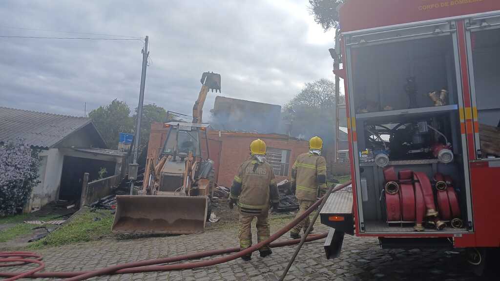 Após incêndio, comunidade se mobiliza para ajudar casal de idosos em São Marcos