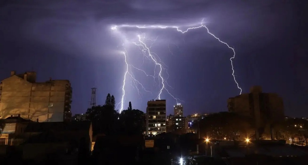 Segunda metade do mês terá aumento da chuva, temporais, calor e frio