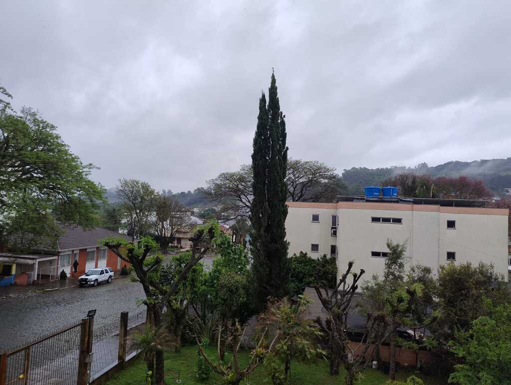 Frente fria leva chuva a todas as regiões do RS nesta segunda-feira