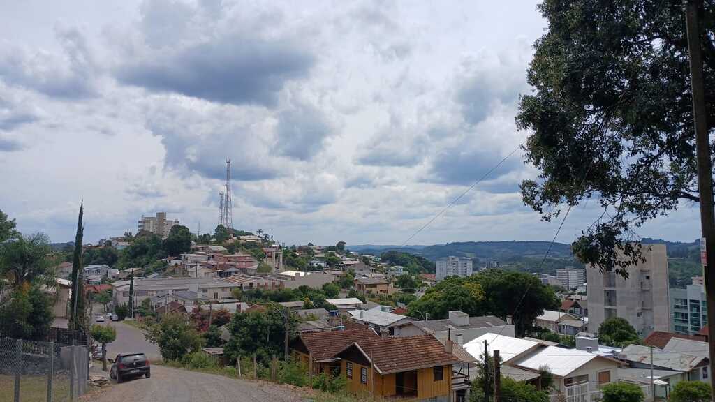 Calor persiste nesta quarta-feira e máximas voltam a ficar ao redor dos 40ºC