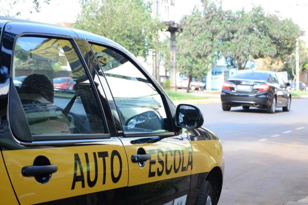 Governo estuda liberar obtenção da CNH sem aulas obrigatórias em autoescolas