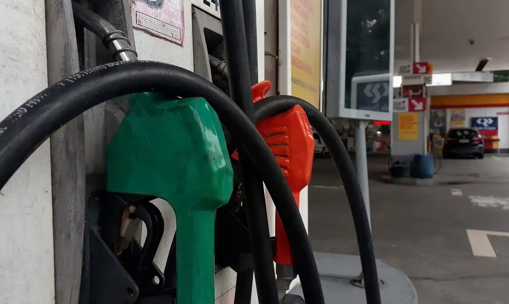Petrobras reduz preço da gasolina em 4,9% a partir de terça-feira