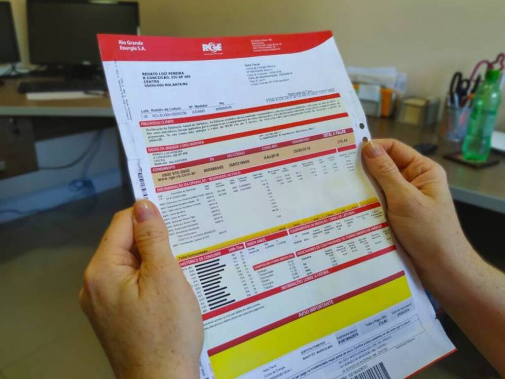 Conta de luz gratuita para famílias de baixa renda vira lei e deve beneficiar 4,5 milhões de lares