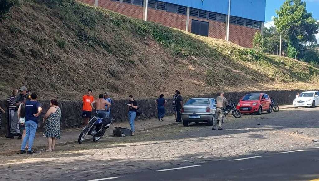 Colisão entre carro e moto deixa jovem ferido no bairro Colina Sorriso, em São Marcos