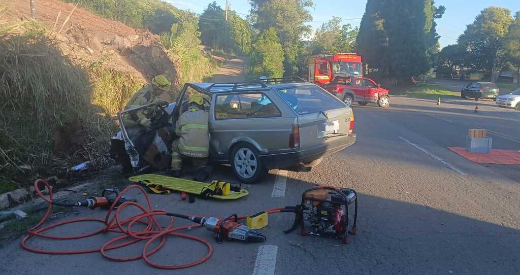 Colisão entre veículos deixa duas pessoas feridas na BR-116, em São Marcos