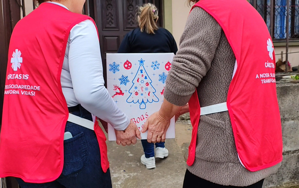 Card da campanha “Natal da Esperança”, com QR Code para doações via PIX e mensagem de incentivo à solidariedade promovida pela Cáritas da Diocese de Caxias do Sul.