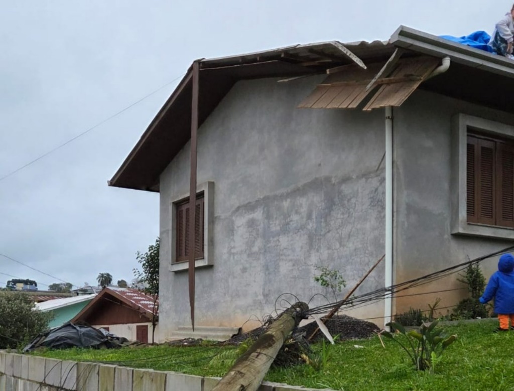 Poste cai após meses de alertas no bairro Polo, em São Marcos