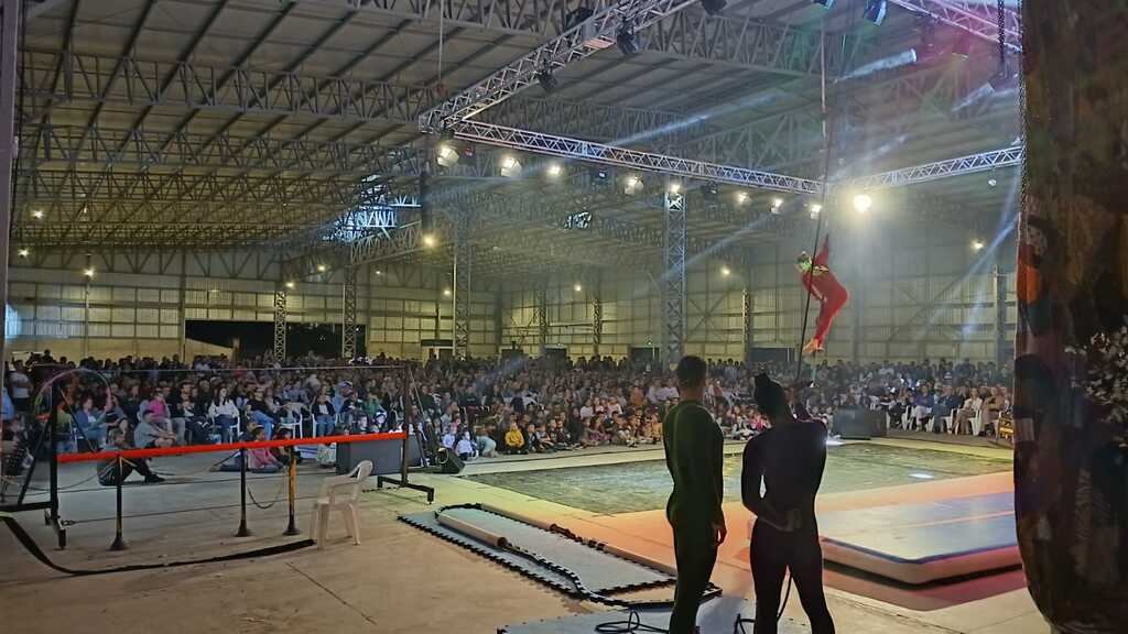 Multidão prestigia espetáculo natalino do Grupo Tholl em São Marcos