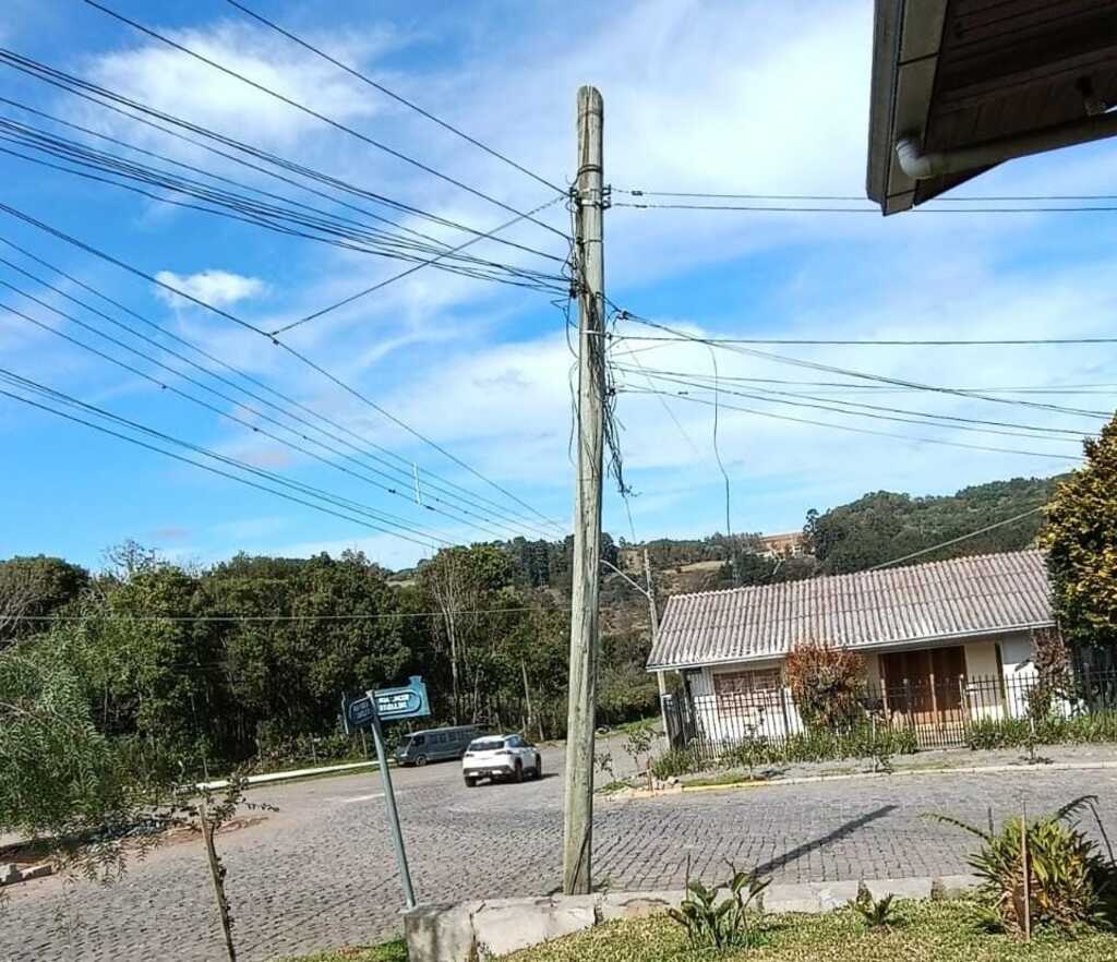 Poste ameaça cair há seis meses e moradores já não sabem a quem recorrer