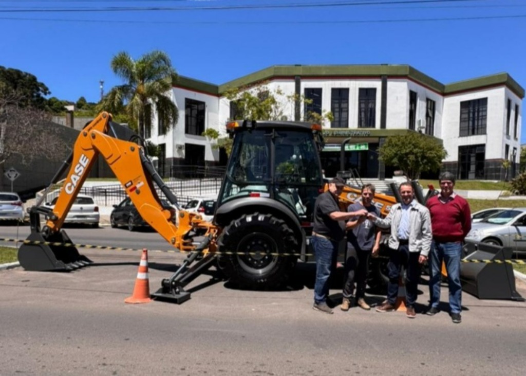 Entrega simbólica da nova retroescavadeira Caso adquirida pela Prefeitura de São Marcos, com participação do prefeito, secretários e operador.