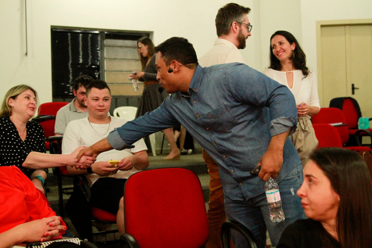 Mais de 100 pessoas participaram de evento de marketing e vendas com Evandro Carter
