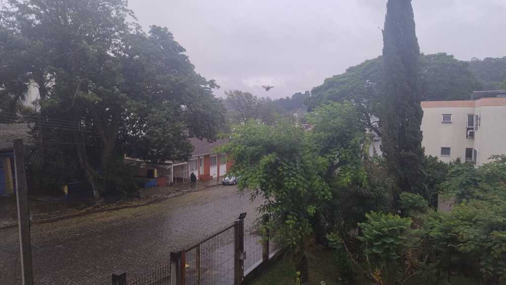 Ar tropical mantém calor e umidade com pancadas de chuva nesta segunda-feira