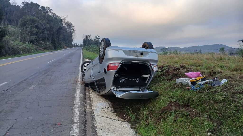 Condutor sai ileso após capotamento na BR-116 em São Marcos