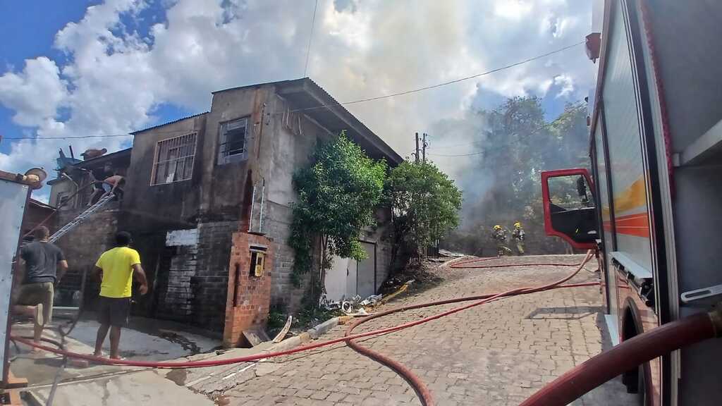Tragédia no Colina Sorriso: três casas destruídas por incêndio e famílias seguem recebendo apoio para recomeçar