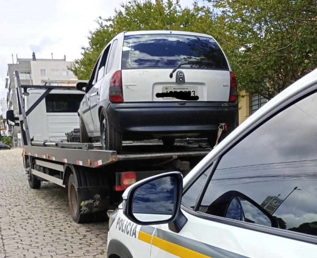 Veículo com irregularidades acumuladas desde 2018 é recolhido pela Brigada Militar no centro de São Marcos