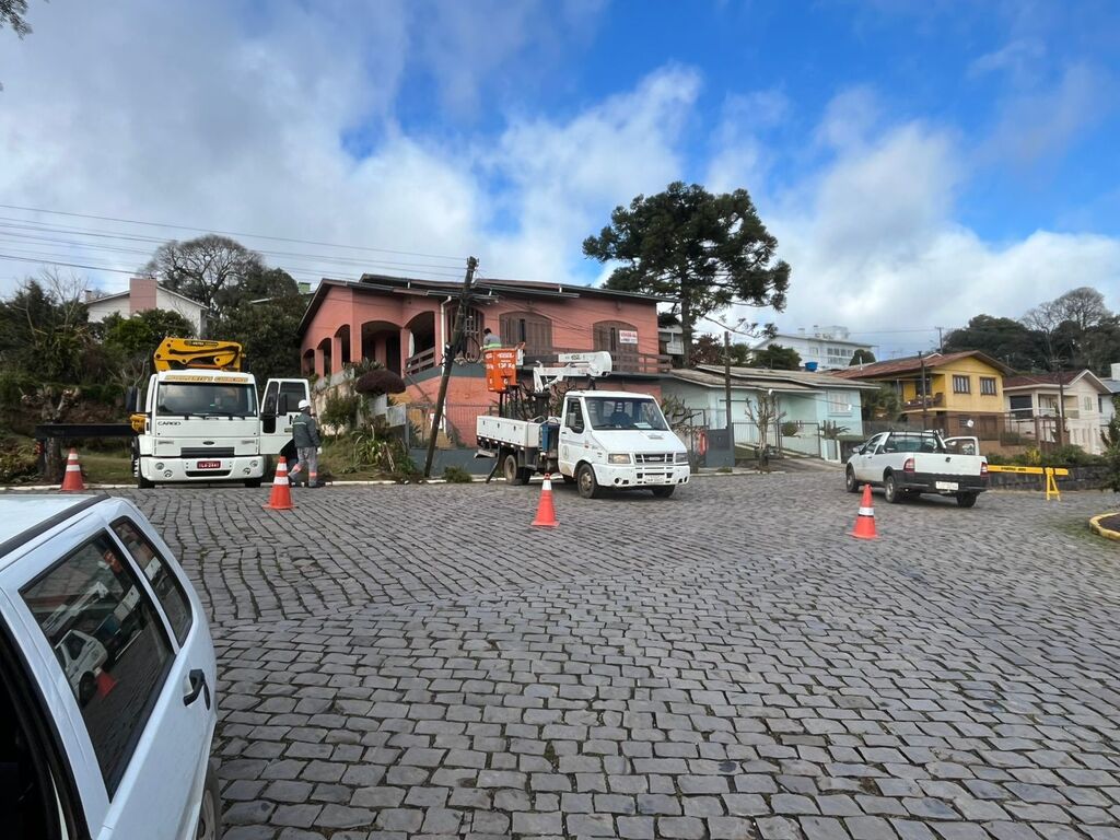 Após impasse sobre responsabilidade, Prefeitura realiza reparo emergencial em poste com risco de queda no bairro Francisco Doncatto
