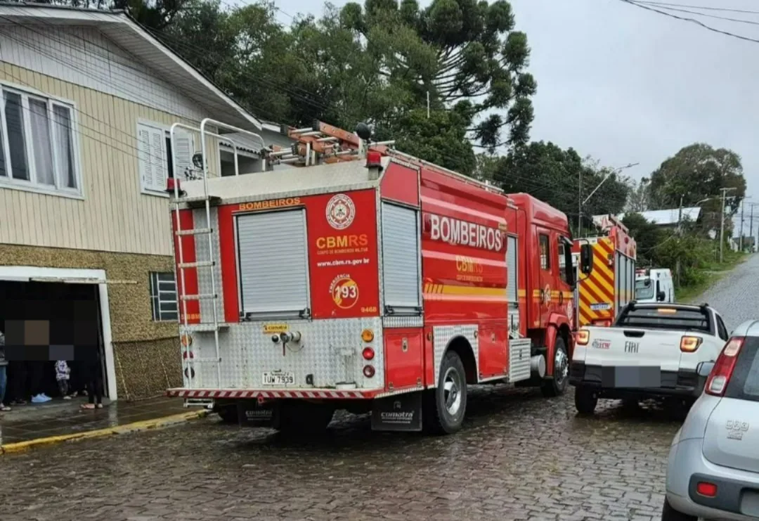 Bombeiros atendem princípio de incêndio em residência no bairro Francisco Doncatto