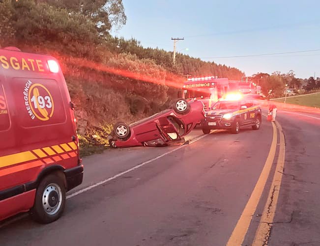 Condutor fica ferido após capotamento em Pedras Brancas neste domingo