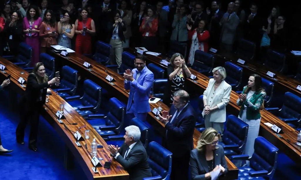 Senado aprova projeto que cria regras para proteção de crianças e adolescentes na internet